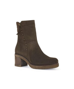 
Ontdek de Perfecte Enkellaarzen van Gabor!Ben je op zoek naar de ideale enkellaarzen die stijl en comfort combineren? Stop met zoeken! Onze prachtige Gabor enkellaarzen (Artikelnummer 52.853.43) in een warme bruintint zijn precies wat je nodig hebt om jouw schoenencollectie naar een hoger niveau te tillen.Waarom kiezen voor deze Gabor enkellaarzen? Stijlvol Suede: Het luxe suede materiaal geeft deze laarzen niet alleen een elegante uitstraling, maar zorgt ook voor een heerlijk comfort. Perfect voor zowel een casual outfit als een chique gelegenheid. Comfortabele Hakhoogte: Met een hakhoogte van 50 mm ervaar je de perfecte balans tussen lengte en draagcomfort. Ideaal voor een lange dag op de benen zonder in te boeten op stijl. Handige Ritssluiting: De rits aan de zijkant maakt het aan- en uittrekken van de laarzen een fluitje van een cent. Perfect voor de drukke moderne vrouw! Uitneembaar Voetbed: Deze enkellaarzen zijn uitgerust met een uitneembaar voetbed, wat je de mogelijkheid