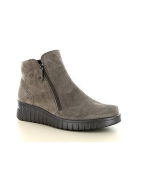 
<h3>Belangrijkste kenmerken:</h3><ul><li><strong>Model:</strong> Hartjes 172.2201</li><li><strong>Materiaal:</strong> Suède</li><li><strong>Kleur:</strong> Taupe</li><li><strong>Breedte:</strong> Wijdte H(breed)</li><li><strong>Voetbed:</strong> Uitneembaar, geschikt voor eigen steunzolen</li><li><strong>Sluiting:</strong> Dubbele ritssluiting</li><li><strong>Geschikt voor:</strong> Comfort, gevoelige voeten</li></ul><p>De Hartjes 172.2201 enkellaars is een stijlvolle keuze voor dames die comfort en kwaliteit waarderen. Deze enkellaars, uitgevoerd in suède en afgewerkt in een elegante taupe kleur, biedt niet alleen een modieuze uitstraling maar ook uitzonderlijk comfort, ideaal voor gevoelige voeten. Dankzij de brede leest (wijdte H) en het uitneembare voetbed is deze laars perfect voor dragers van steunzolen, wat flexibiliteit biedt en de voet een natuurlijke afwikkeling geeft tijdens het lopen.</p><p>Hartjes, een Oostenrijks merk, staat bekend om zijn focus op comfort en functionaliteit. De schoenen worden gemaakt van hoogwaardige materialen zoals plantaardig gelooid leer en zijn ontworpen met het oog op duurzaamheid. Het uitneembare voetbed en de bredere leest maken het merk populair onder mensen met specifieke voetbehoeften, zoals een bredere pasvorm of het dragen van eigen steunzolen​</p>