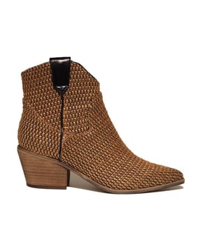 
De 2302346 4326 van La Strada is een echte blikvanger. De 2302346 4326 is uitgevoerd in de kleur Tan Raffia. Bekijk ook onze overige collectie van La Strada op onze webshop!