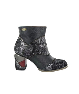 
De Maevao  01 noir van Laura Vita is een echte blikvanger. De Maevao  01 noir is uitgevoerd in de kleur Zwart. Bekijk ook onze overige collectie van Laura Vita op onze webshop!