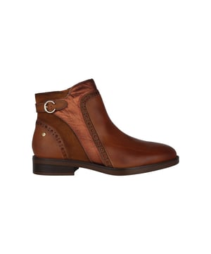 
Deze stijl heb je nodig voor winterdagen. Comfort en elegantie met Pikolinos-leer en decoratieve afwerkingen. Deze schoenen hebben een gewatteerde binnenzool, zodat je puur comfortabel door de stad kunt dwalen. De flexibele rubberen zolen zorgen voor maximaal comfort onderweg.