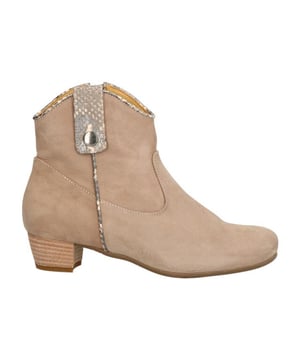 
De P1210 684 van Pocco Pazza is een echte blikvanger. De P1210 684 is uitgevoerd in de kleur BEIGE. Bekijk ook onze overige collectie van Pocco Pazza op onze webshop!