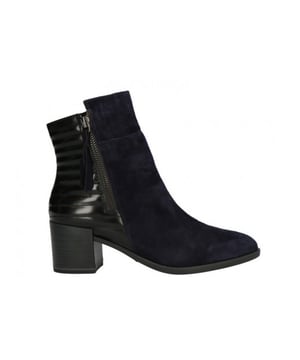 
Op zoek naar een schoen in de categorie Enkellaarzen? De 1-1-25327-25/805 van Tamaris is een aanwinst voor elke schoenenkast. De schoenen van Tamaris zijn gemaakt van Suède en hebben een voering van Textiel. De 1-1-25327-25/805 is uitgevoerd in de kleur Navy/Black.