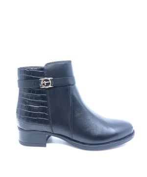 
Artikel 1-25047-41 001  in de kleur black shop je gemakkelijk en snel op onze webshop. Bekijk de gehele collectie van Tamaris online