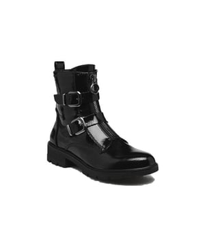 
Tamaris in onze webshop. Fantastisch afgewerkte laarzen van het topmerk Tamaris. Dit model maakt je outfit helemaal compleet. Door de ritssluiting gemakkelijk aan- en uit te trekken. Deze laarzen van Tamaris, artikelnummer 1-25817, bestel je gemakkelijk in onze webshop.