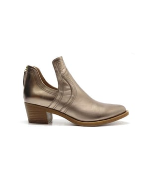 
De Guisel metal-calf van Unisa is een echte blikvanger. De Guisel metal-calf is uitgevoerd in de kleur metal calf. Bekijk ook onze overige collectie van Unisa op onze webshop!