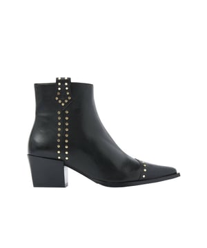 
<p>De Kate Brandy van VIA VAI is een elegante en veelzijdige enkellaars die moeiteloos stijl en comfort combineert. Deze verfijnde damesschoenen zijn ontworpen voor de moderne vrouw die houdt van klasse met een eigentijdse twist. De dames laarzen zijn gemaakt van hoogwaardig leer in zwart, wat zorgt voor een luxe uitstraling en een duurzame kwaliteit.</p>
<p>De spitse neus en de decoratieve gouden studs geven de laars een slanke, vrouwelijke vorm die elke outfit naar een hoger niveau tilt. Dankzij het subtiele hoogteverschil van hak naar zool ervaar je een elegante houding zonder concessies aan comfort. De functionele rits aan de binnenzijde zorgt voor gemakkelijk aan- en uittrekken, terwijl de leren binnenvoering garant staat voor een ademend en comfortabel draaggevoel.</p>
<p>Elke Kate Brandy enkellaars wordt handgemaakt in Portugal, waar traditioneel vakmanschap en hoogwaardige materialen samenkomen in een tijdloos ontwerp. Deze laars vormt de perfecte balans tussen elegantie en dag