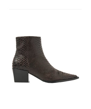 
<p>De Kate Malina van VIA VAI is een elegante en veelzijdige enkellaars die moeiteloos stijl en comfort combineert. Deze verfijnde damesschoenen zijn ontworpen voor de moderne vrouw die houdt van klasse met een eigentijdse twist. De dames laarzen zijn gemaakt van hoogwaardig leer in een warme bruine kleur, wat zorgt voor een luxe uitstraling en een duurzame kwaliteit.</p>
<p>De spitse neus en de decoratieve naad op de zijkant geven de laars een slanke, vrouwelijke vorm die elke outfit naar een hoger niveau tilt. Dankzij het subtiele hoogteverschil van hak naar zool ervaar je een elegante houding zonder concessies aan comfort. De functionele rits aan de binnenzijde zorgt voor gemakkelijk aan- en uittrekken, terwijl de leren binnenvoering garant staat voor een ademend en comfortabel draaggevoel.</p>
<p>Elke Kate Malina enkellaars wordt handgemaakt in Portugal, waar traditioneel vakmanschap en hoogwaardige materialen samenkomen in een tijdloos ontwerp. Deze laars vormt de perfecte balans