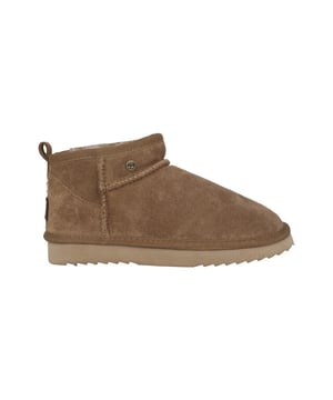 
De Durack Boot heeft een iets smallere instap, wat bijdraagt ​​aan de slanke look en stevige pasvorm. In het begin is het het beste om een ​​schoenlepel te gebruiken om gemakkelijk in de laars te glijden, vooral als je een hogere wreef hebt. Dit zorgt ervoor dat de laarzen zich optimaal naar je voet vormen, terwijl ze hun structuur behouden.