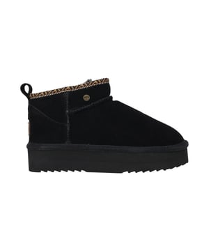 
De Durack Boot heeft een iets smallere instap, wat bijdraagt ​​aan de slanke look en stevige pasvorm. In het begin is het het beste om een ​​schoenlepel te gebruiken om gemakkelijk in de laars te glijden, vooral als je een hogere wreef hebt. Dit zorgt ervoor dat de laarzen zich optimaal naar je voet vormen, terwijl ze hun structuur behouden.