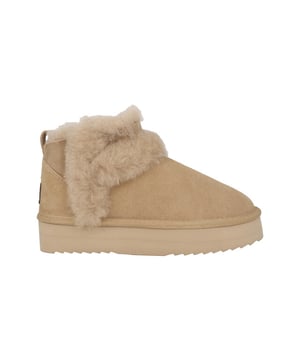 
De Durack Boot heeft een iets smallere instap, wat bijdraagt ​​aan de slanke look en stevige pasvorm. In het begin is het het beste om een ​​schoenlepel te gebruiken om gemakkelijk in de laars te glijden, vooral als je een hogere wreef hebt. Dit zorgt ervoor dat de laarzen zich optimaal naar je voet vormen, terwijl ze hun structuur behouden.