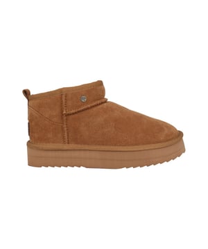 
De Durack Boot heeft een iets smallere instap, wat bijdraagt ​​aan de slanke look en stevige pasvorm. In het begin is het het beste om een ​​schoenlepel te gebruiken om gemakkelijk in de laars te glijden, vooral als je een hogere wreef hebt. Dit zorgt ervoor dat de laarzen zich optimaal naar je voet vormen, terwijl ze hun structuur behouden.