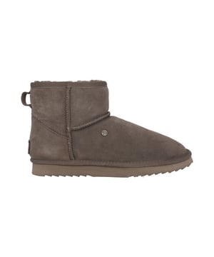 
De outdoor boots van Warmbat zijn heerlijk warm, stevig en ontzettend comfortabel. Perfect voor het typisch Hollandse weer. Ze zijn namelijk water resistant. De binnenvoering en de binnenzool zitten barstensvol Merino schapenwol, die de Warmbats zo uniek maakt. De vezels van de wol ‘ademen’ waardoor jouw voeten in elk seizoen op de juiste temperatuur zijn!