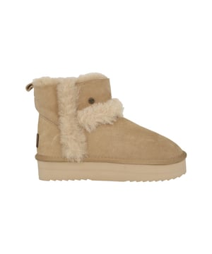 
De outdoor boots van Warmbat zijn heerlijk warm, stevig en ontzettend comfortabel. Ze zijn waterbestendig. De binnenvoering en de binnenzool zijn gevuld met Merino schapenwol, wat de Warmbats zo uniek maakt. De vezels van de wol 'ademen' zodat je voeten in elk seizoen de juiste temperatuur hebben!