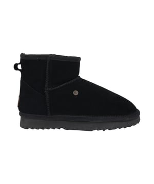 
De outdoor boots van Warmbat zijn heerlijk warm, stevig en ontzettend comfortabel. Perfect voor het typisch Hollandse weer. Ze zijn namelijk water resistant. De binnenvoering en de binnenzool zitten barstensvol Merino schapenwol, die de Warmbats zo uniek maakt. De vezels van de wol ‘ademen’ waardoor jouw voeten in elk seizoen op de juiste temperatuur zijn!