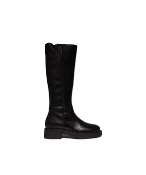 
De 6385 vers-01 van DL Sport is een echte blikvanger. De 6385 vers-01 is uitgevoerd in de kleur Dollarino Nero Alaska Nero. Bekijk ook onze overige collectie van DL Sport op onze webshop!