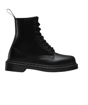 
De Dr. Martens 1460 Mono Black Smooth Dames Laarzen zijn een gedurfde en minimalistische variant van de iconische 1460 laars. Het bovenwerk van glad zwart leer heeft een strakke, monochrome afwerking, waardoor deze laars een stoere en eigentijdse uitstraling heeft. De iconische AirWair-zool is volledig zwart, wat de laars een subtiele, uniforme look geeft, terwijl de robuuste zool zorgt voor uitstekende grip en comfort. De 1460 Mono Black Smooth is perfect voor dames die op zoek zijn naar een veelzijdige, moderne laars die zowel stijlvol als duurzaam is, met de klassieke Dr. Martens uitstraling.