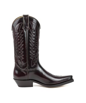 
Topper uit onze  categorie; dit stijlvolle item van het merk 
Mayura Boots. Ben er snel bij want op=op!
Mayura Boots 1920 Florentic Bordeaux/ Spitse Cowboy Western Line Dance Dames Heren Laarzen Schuine Hak Echt Leer<br><br>Uitgesproken cowboy en western model. Prima om op te lopen in de stad maar ook heel geschikt voor country dance Sierstiksel op de wreef en schacht. Als de lederen zool wat opgeruwd is, tijdens de periode van inlopen, geeft deze een goede grip. Vervaardigd met het Goodyear Welted System dat een uitstekend comfort en duurzaamheid van de laars garandeert. Het is een klassiek model, aangepast om tijdloos te blijven.<br><br><strong>Hoe weet je welke maat laarzen je moet kiezen?</strong><br>Meet je voetlengte op in centimeters, zoals op de afbeelding in de foto's. Voor maatadvies: <strong>kijk op de maattabel in de foto's</strong><p align="LEFT"><strong>Materiaal:</strong> <br> Mayura gebruikt voor de laarzen, net als voor de riemen, alleen de allerbeste leersoorten. Mayura laarzen worden grotendeels met de hand gemaakt door de Mayura Boots schoenmakers met het beroemde Goodyear Welted System, dat de duurzaamheid van de laars en een uitstekend comfort garandeert. Duidelijk zie je de invloed van de cowboy- en westernkleding terug in de fraaie details. Mayura laarzen zijn van een hoge kwaliteit en daar heb je dus lang plezier van.<br> <br><strong>Kleur:</strong><br>Het kenmerk van handwerk is dat er altijd kleine verschillen zijn. Er zijn geen twee laarzen of riemen precies hetzelfde. We verkopen leer en dat heeft de charme van kleine variaties, daaraan herken je de echtheid van leer. Exacte kleur weergave kan mede afhankelijk van jouw persoonlijke scherminstellingen.<br><br><strong>Onderhoud: </strong>Onderhouden met schoen crème.<br><br><img alt="" src="https://www.mooileer.nl/Files/2/30000/30789/FileBrowser/plaatjes/mayura-logo.png">.</p>