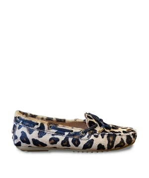 
<p>Maak kennis met de G-ZARA-8 Leopardo van Babouche – een echte eyecatcher binnen onze collectie dames loafers. Deze elegante instappers in de kleur Leopardo combineren moeiteloos stijl, comfort en kwaliteit.</p>
<p>Gemaakt van hoogwaardig, beige leer van koeienhuid, bieden deze loafers niet alleen een luxe uitstraling maar ook een aangename pasvorm. De subtiele goudkleurige studs geven de klassieke loafer een moderne, chique twist – perfect voor vrouwen die houden van verfijnde details.</p>
<p>Dankzij de instapconstructie zijn ze makkelijk aan en uit te trekken, en vormen ze zich mooi naar je voet. Of je ze nu draagt onder een casual jeans of een nette pantalon: de G-ZARA-8 past bij elke look.<br />
Ontdek de G-ZARA-8 Leopardo: stijlvolle leren loafers met gouden details.<br />
Luxe dames instappers van Babouche – comfortabel, elegant en tijdloos.<br />
Shop de G-ZARA-8 nu online. Gemaakt van hoogwaardig leer, direct leverbaar!<br />
G-ZARA-8: de perfecte mix van comfort, klasse en m