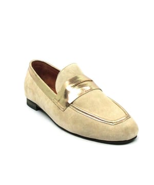 
De Pip-35 pip35-beigegold van Babouche is een echte blikvanger. De Pip-35 pip35-beigegold is uitgevoerd in de kleur beige-gold. Bekijk ook onze overige collectie van Babouche op onze webshop!
