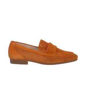 
Comfortabele loafer van suède. Goede pasvorm door de elastische sluiting. Breder loopvlak met meer volume. Meer volume in het gebied rond de bal en wreef. Meer bewegingsvrijheid voor de tenen.
