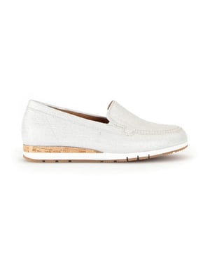 
Ontdek ultiem comfort en tijdloze stijl met de Gabor Comfort loafers, model 42.414, uitgevoerd in een prachtige witte kleur met een vleugje goud. Deze loafers zijn ontworpen om jouw dagelijkse stappen te verlichten, zonder concessies te doen aan elegantie en klasse.Het buitenmateriaal van hoogwaardig leer, voorzien van een stijlvolle print, straalt luxe uit en geeft de schoen een unieke uitstraling. De combinatie van leer aan de binnenkant zorgt voor een zacht en comfortabel gevoel bij elke stap. Met de rubberen zool geniet je van optimale grip en flexibiliteit, perfect voor verschillende ondergronden.Het uitneembare voetbed, uitgerust met OPTIFIT-technologie, biedt ultiem comfort en de mogelijkheid om de inlegzool aan te passen aan jouw individuele behoeften. Met een hakhoogte van 1-2 cm (plat) bieden deze loafers precies de juiste hoeveelheid hoogte voor comfortabel dagelijks gebruik. De normale wijdte (Best Fitting) zorgt voor een perfecte pasvorm voor de meeste voettypes.Of je nu