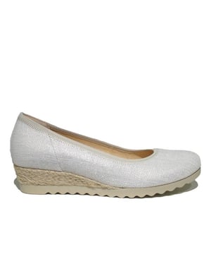 
Ontdek de ultieme combinatie van comfort en stijl met de Gabor Comfort dames ballerina pump, model 42.641. Deze schoen is ontworpen om de hele dag door te dragen, zonder concessies te doen aan elegantie.Met zijn tijdloze design en uitstekende pasvorm is deze ballerina pump een must-have voor elke moderne vrouw. Het buitenmateriaal van hoogwaardig leer zorgt voor duurzaamheid en een luxe uitstraling, terwijl de voering van textiel zorgt voor ademend vermogen en comfort.De lage hak van deze pump biedt stabiliteit en ondersteuning, terwijl het voetbed zorgt voor extra gemak. Of je nu naar het werk gaat, een avondje uit hebt gepland of gewoon een dagje wilt winkelen, met deze comfortabele ballerina pump loop je altijd in stijl.Kies voor de Gabor Comfort dames ballerina pump model 42.641.80 en ervaar het comfort en de elegantie waar Gabor om bekend staat. Bestel ze vandaag nog en geef je voeten de verzorging die ze verdienen.