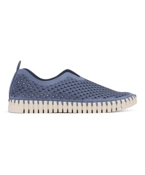 
Ilse jacobsen in onze webshop. Loafers van het Deense merk Ilse Jacobsen. Deze Ilse Jacobsen Tulip 3275 loafers zijn vervaardigd uit gerecyclede microvezel met een perforatie en zijn verkrijgbaar in veel verschillende kleuren.Deze flexibele loafers hebben een rubberen loopzool met profiel. Deze instappers van Ilse Jacobsen, artikel Tulip 3275, bestel je gemakkelijk in onze webshop.