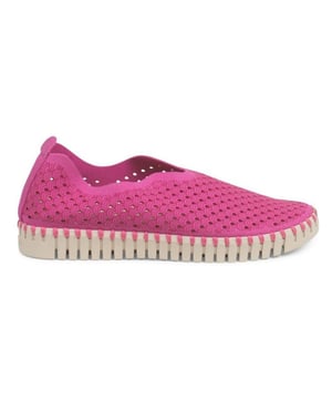 
Bij ons vind je de Tulip 3275 in onze collectie van Ilse Jacobsen. De 398 Rose Violet is gemaakt van Nubuck en onder andere in de kleur Fuxia bij ons te verkrijgen. Bekijk onze ruime collectie Instappers online of kom eens langs in onze winkel.