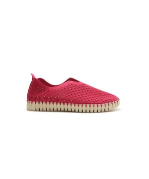 
De Tulip 3275 309 van Ilse Jacobsen is een echte blikvanger. De Tulip 3275 309 is uitgevoerd in de kleur Viva Magenta. Bekijk ook onze overige collectie van Ilse Jacobsen op onze webshop!