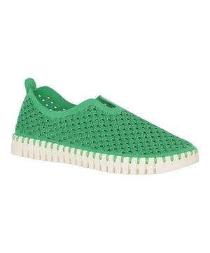 
Stap moeiteloos in stijl met de TULIP3275 Instappers van Ilse Jacobsen. Deze lichtgewicht schoenen zijn de ultieme combinatie van praktisch comfort en tijdloze elegantie. Met een flexibele buitenzool van natuurlijk rubber en een ademend bovenwerk met een verfijnd gelaserd gaatjespatroon, zijn deze instappers ideaal voor elke gelegenheid, van ontspannen wandelingen tot avontuurlijke reizen.Gemaakt van gerecyclede microvezel, zijn deze instappers niet alleen modieus, maar ook milieuvriendelijk. Bovendien is er tijdens de productie geen lijm gebruikt, wat bijdraagt aan een duurzamere wereld. Met hun coole en praktische ontwerp zijn deze instappers een absolute must-have die nooit uit de mode raakt.Of je nu langs het strand wandelt, door de stad slentert of het bos verkent, de TULIP3275 Instappers bieden het comfort en de stijl die je nodig hebt. Verkrijgbaar in verschillende kleuren, dus kies jouw favoriet en stap met vertrouwen de wereld in!