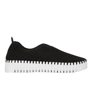 
Stap moeiteloos in stijl met de TULIP3373 instapper met platform van Ilse Jacobsen. Deze trendy schoen is ontworpen met oog voor duurzaamheid en comfort. De bovenkant, gemaakt van gerecycled microfiber met een prachtig lasergesneden patroon, straalt klasse uit. Wat deze instapper echt bijzonder maakt, is de bevestiging aan de buitenzool met bijpassend gerecycled draad, zonder het gebruik van lijm.Binnenin biedt de zachte binnenzool, bekleed met leer, ultiem comfort voor je voeten. De flexibele plateauzool, vervaardigd uit 75% natuurlijk rubber en 25% gerecycled rubber, zorgt voor stabiliteit en grip. De binnenzool, samengesteld uit 60% EVA en 40% leer, biedt ondersteuning en demping bij elke stap.Met een hakzool van 4 cm en een neuszool van 3 cm, biedt deze instapper het perfecte evenwicht tussen stijl en comfort. Kies voor duurzaamheid, kies voor comfort, kies voor de TULIP3373 instapper met platform van Ilse Jacobsen.