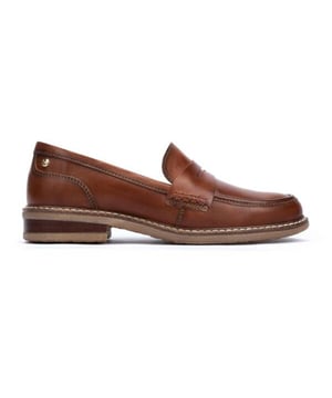 
De traditionele loafer met lusje aan de voorkant maakt een comeback, dit keer met een meer in het oog springende zool. Een uniek ontwerp dat je dit seizoen zal vergezellen in allerlei looks, met rokken, broeken en zelfs met jurken. Krijg de jouwe en laat niets je tegenhouden! Met dempende en uitneembare binnenzool.