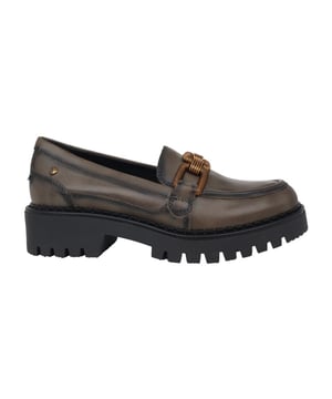 
Loafers zijn trendy en deze stijl doet er echt een schepje bovenop. Als je schoenen wilt die opvallen en perfect bij je voeten passen, aarzel dan niet om voor deze stijl te gaan. Lichtgewicht platform met noppenzool en een elegante touch van het decoratieve bovenwerk. Geef je outfit een unieke flair en draag ze bij al je favoriete outfits.