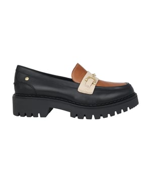 
Loafers zijn trendy en deze stijl doet er echt een schepje bovenop. Als je schoenen wilt die opvallen en perfect bij je voeten passen, aarzel dan niet om voor deze stijl te gaan. Lichtgewicht platform met noppenzool en een elegante touch van het decoratieve bovenwerk. Geef je outfit een unieke flair en draag ze bij al je favoriete outfits.