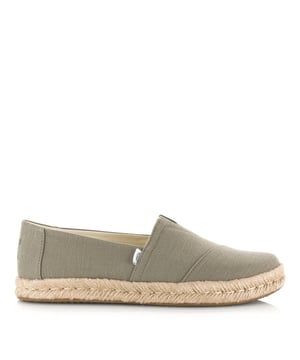 
<p>Stap moeiteloos de dag in met de TOMS Alpargata Rope 2.0 dames instappers. Deze schoenen, uitgevoerd in een kaki groene kleur, bieden niet alleen stijl, maar ook ultiem comfort.</p>
<p>Het bovenwerk is gemaakt van van gerecycled katoen. De rubberen buitenzool zorgt voor een stevige grip op verschillende ondergronden, terwijl de natuurlijke middenzool met touwwikkel een eigentijdse touch geeft aan het design.</p>
<p>Binnenin zijn de instappers uitgerust met een uitneembare OrthoLite® Eco LT-Hybrid™ binnenzool, die niet alleen voor extra comfort zorgt, maar ook voor een ademend gevoel tijdens het dragen. Het canvas voetbed draagt bij aan het ademend vermogen en de algehele luxe uitstraling van de schoenen.</p>
<p>Bovendien zijn deze instappers veganistisch, waardoor ze niet alleen stijlvol zijn, maar ook vriendelijk voor het milieu. Met de TOMS Alpargata Rope 2.0 stap je in stijl en comfort, waar je ook gaat.</p>
<p>MAAT<br />
Zit je normaal tussen twee maten in? Dan raadt TOMS je aan