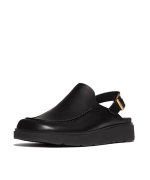 
Onze volgende generatie muiltjes - deze versie in luxe leer, met mocassin detail en een gesp achterband.