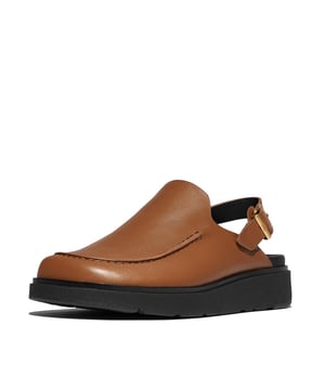 
Onze volgende generatie muiltjes - deze versie in luxe leer, met mocassin detail en een gesp achterband.