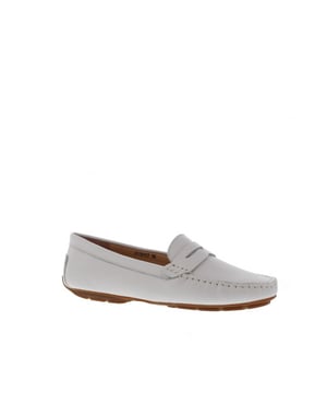 Een van de hardlopers uit de nieuwe collectie van Si uit onze Damesschoenen Sale categorie. Deze kun je niet laten lopen!
Si Harena Dames Mocassin Deze dames mocassin van Si is gemaakt van zacht grainleer. Deze instapper heeft een pennyband op de wreef. Langs de randen is deze mocassin strak gesneden. Hierdoor krijgt deze uitvoering een klassieke en sportieve uitstraling. Deze mocassin is een ideale schoen en kan op vele manieren binnen alle trends worden gecombineerd. Draag met een klein instapsokje zodat de blote voet het zomerse karakter van deze schoen extra accentueert. Een tijdloos model met een nieuwe look! Wil je deze leuke schoen van Si snel in huis hebben? Bestel dan online of kom naar een van onze winkels. Eigenschappen * Geheel leren buiten- en binnenkant * Zool heeft geen profiel * Goud en zilver * Car shoe * Tip: Bestel je eigenmaat!