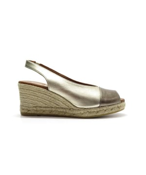 
De 2149 bahamas van Viguera is een echte blikvanger. De 2149 bahamas is uitgevoerd in de kleur Gold. Bekijk ook onze overige collectie van Viguera op onze webshop!