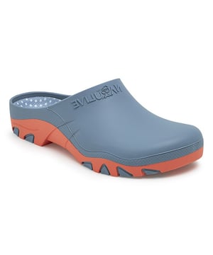 
<h3>Waarom NatuLive Tuinklompen?</h3>

<ol>
	<li>
	<p><strong>SEBS Materiaal</strong>: Onze tuinklompen zijn vervaardigd uit SEBS, een materiaal dat vrij is van PVC en bekend staat om zijn flexibiliteit en duurzaamheid. Het biedt de juiste balans tussen comfort en robuustheid, zodat je de hele dag in de tuin kunt werken zonder ongemak.</p>
	</li>
	<li>
	<p><strong>Uitneembaar Voetbed</strong>: Het uitneembare voetbed zorgt voor extra gemak en aanpassingsvermogen. Of je nu extra demping nodig hebt of je eigen orthopedische inlegzolen wilt gebruiken, deze tuinklompen passen zich aan jouw behoeften aan.</p>
	</li>
	<li>
	<p><strong>Milieuvriendelijk</strong>: Bij NatuLive zijn we toegewijd aan duurzaamheid. Door te kiezen voor SEBS vermijden we het gebruik van PVC, wat niet alleen beter is voor het milieu, maar ook voor jouw voeten!</p>
	</li>
	<li>
	<p><strong>Stijlvol Ontwerp</strong>: Onze tuinklompen zijn niet alleen functioneel, maar ook stijlvol. Of je nu in de moestuin werkt of gewoon geniet van een ontspannen dag in de buitenlucht, je doet het in stijl met NatuLive.</p>
	</li>
</ol>
