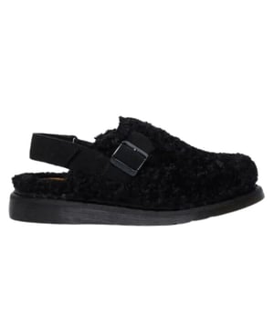 
De Dr. Martens Jorge II Suède & Borg Black Dames Instappers zijn een stijlvolle en comfortabele optie voor de wintermaanden. Het bovenwerk is een combinatie van premium zwart suède en zachte borgvoering, wat zorgt voor een luxe uitstraling en extra warmte. De instappers hebben de iconische robuuste AirWair-zool die zowel grip als demping biedt, ideaal voor langdurig comfort. Deze instappers hebben een minimalistisch design met de typische Dr. Martens afwerking, waardoor ze zowel praktisch als modieus zijn. De Jorge II Suède & Borg Black is perfect voor dames die op zoek zijn naar een warme, comfortabele en toch modieuze instapper voor het koude seizoen.
