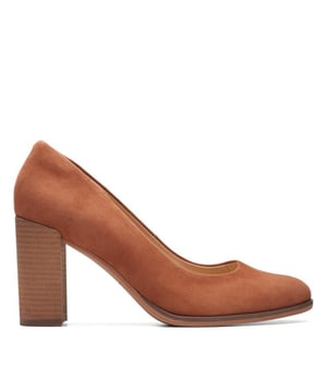
Artikel FREVA85 COURT 261747514  in de kleur caramel suede shop je gemakkelijk en snel op onze webshop. Bekijk de gehele collectie van Clarks online