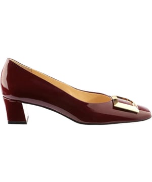 
Onze pumps "Hannah" staan ​​voor klassieke schoonheid in de vorm van een tijdloos silhouet met schuin aflopende blokhakken. Het duurzame lakleer en de elegante gespen geven deze tijdloze, elegante damesschoenen een vleugje glamour. De taps toelopende vorm die uitloopt in een puntige neus benadrukt de elegantie van dit vrouwelijke schoeisel. De leren voering zorgt voor maximaal comfort en de antislipzool zorgt voor een goede grip bij elke stap.