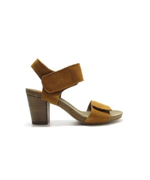 
Artikel A8385 A68  in de kleur velour cognac shop je gemakkelijk en snel op onze webshop. Bekijk de gehele collectie van AQA Shoes online
