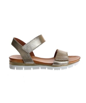 
AQA-schoenen zijn comfortabel, modieus en van hoge kwaliteit. Ze zijn ideaal voor mensen die op zoek zijn naar trendy schoenen die ook lekker zitten. Of je nu op zoek bent naar sneakers voor een casual dagje uit of naar stijlvolle laarzen voor een speciale gelegenheid, AQA heeft voor elk wat wils. De schoenen zijn ontworpen met oog voor detail en gemaakt van duurzame materialen, waardoor ze lang meegaan. Met AQA-schoenen kun je de hele dag doorlopen zonder dat je voeten pijn doen, en ze zien er ook nog eens geweldig uit!
