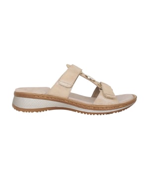 
Met deze prachtige muiltjes ben jij helemaal on trend deze zomer. De gevlochten leren banden zijn een echte eyecatcher en geven goede ondersteuning. De muiltjes zien er niet alleen trendy uit, ze zijn ook bijzonder handig en comfortabel omdat ze zijn uitgerust met de innovatieve HighSoft-functie. Het stevig geïntegreerde voetbed is zacht onderlegd en past zich perfect aan de vorm van de voet aan. Het hoogwaardige bovenwerk van zacht leer vormt zich heerlijk naar de voet. De gekruiste banden zijn met leer gevoerd zodat ze zacht op de voet liggen en geen drukpunten veroorzaken. De opvallend geprofileerde zool zorgt immers niet alleen voor een goede grip, hij ziet er ook nog eens bijzonder sportief en stijlvol uit. Met deze luchtige muiltjes ben je goed uitgerust voor de warmere dagen.