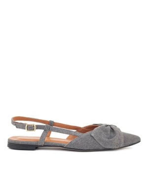 
<p>De Babouche Sofie is de perfecte combinatie van elegantie en comfort. Deze dames slingback sandalen in een stijlvolle beige tint stralen tijdloze klasse uit en zijn een must-have voor de moderne vrouw. Gemaakt van hoogwaardig leer, bieden deze sandalen niet alleen een luxe uitstraling, maar ook een fijne pasvorm voor dagelijks draagplezier.</p>
<p>Het subtiele hakje van 1,5 cm zorgt voor net dat beetje extra verfijning zonder in te leveren op comfort. De puntige neus geeft de sandalen een chique look, terwijl de elegante strik een speelse en vrouwelijke touch toevoegt. Het zachte leren voetbed biedt ultiem draagcomfort, waardoor je moeiteloos de hele dag op deze damesschoenen kunt lopen.</p>
<p>De Babouche Sofie is ideaal voor verschillende gelegenheden. Draag ze onder een zomerse jurk voor een elegante uitstraling of combineer ze met een pantalon voor een stijlvolle en verfijnde look. Of je nu een dagje uit gaat of een speciale gelegenheid hebt, deze sandalen zorgen altijd voor een