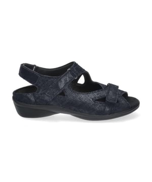 
Sandalen zijn het perfecte schoeisel voor de zomer. Dit luchtige model is daarop geen uitzondering. De sierlijke stiknaden op de banden met klittenbandsluitingen geven de schoen een elegante twist. Daardoor staan ze niet alleen goed onder een spijkerbroek, maar ook onder een chique rok of jurk. De sandaal is voorzien van drie klittenbandsluitingen; een op de voorvoet, een over de wreef en een aan de achterzijde over de hiel. De brede banden zijn individueel verstelbaar en zorgen ervoor dat de schoen gegarandeerd goed aan de voet blijft zitten. Zoals alle Durea schoenen heeft dit model een uitneembaar voetbed. Het verhoogde hielstuk beschermt en ondersteunt de voet rondom. En dat is nog niet alles: de doorlopende loopzool is lichtgewicht, flexibel en biedt de voet stabiliteit bij alle bewegingen. Vanzelfsprekend is de zool uitgerust met een sublieme demping, waardoor jij optimaal in balans bent bij elke stap.