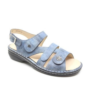 Nu extra voordelig in onze Damesschoenen Sale outlet, dit hippe item uit onze FinnComfort sale! Laatste maten dus ben er snel bij want op=op!
De Gomera 02562705124 van Finn Comfort is een echte blikvanger. De Gomera 02562705124 is uitgevoerd in de kleur Jeansblauw (705124). Bekijk ook onze overige collectie van Finn Comfort onze webshop!